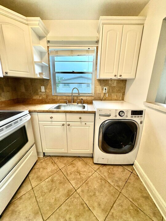 48 Bedford B in West Palm Beach, FL - Building Photo