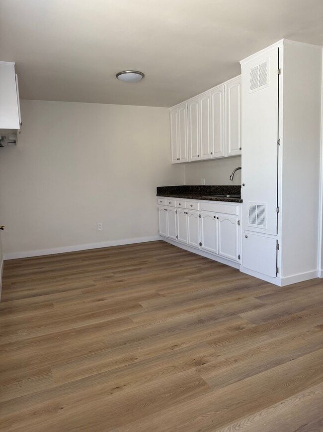 6101 Makee Ave in Los Angeles, CA - Building Photo - Building Photo