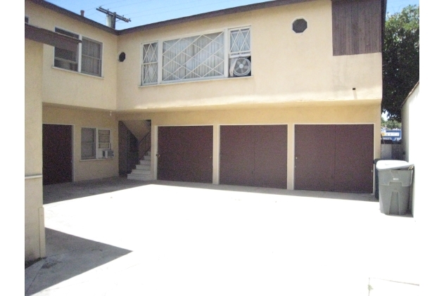 9327 San Antonio Ave in South Gate, CA - Foto de edificio - Building Photo