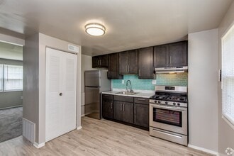 Waters Edge Townhomes in Halethorpe, MD - Foto de edificio - Building Photo