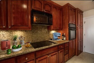 11970 Montana Ave, Unit 114 in Los Angeles, CA - Building Photo - Building Photo