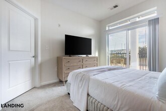 4921 Pretty Lake Ave, Unit 105 in Norfolk, VA - Foto de edificio - Building Photo