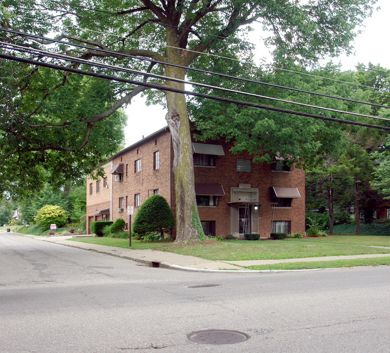 1434 Fulton Dr NW in Canton, OH - Foto de edificio