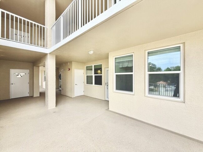 960 Starkey Rd in Largo, FL - Foto de edificio - Building Photo