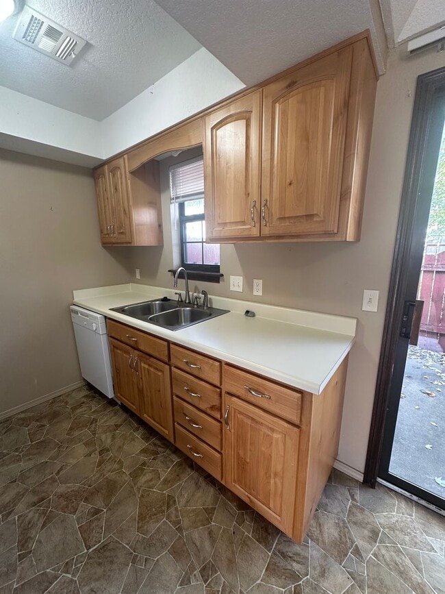 1107 St Louis Ave in Joplin, MO - Building Photo - Building Photo