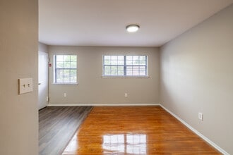 Easton North Apartments in Somerset, NJ - Building Photo - Interior Photo