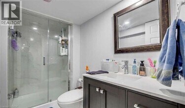 180 Belmore Ct in Milton, ON - Building Photo - Building Photo