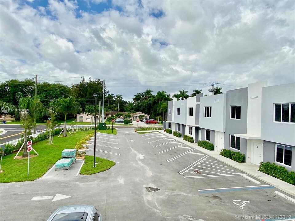 171 NW 158th St-Unit -3 in Miami, FL - Foto de edificio