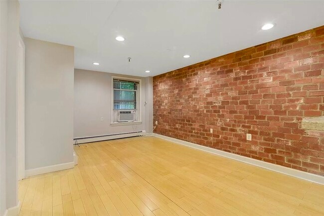 319 Barrow St in Jersey City, NJ - Building Photo - Building Photo