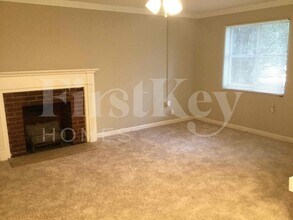 676 Bridge Ave in Forest Park, GA - Foto de edificio - Building Photo