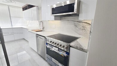 250 174th St, Unit 203 in Sunny Isles Beach, FL - Building Photo - Building Photo