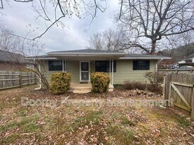 303 Ridgeway Dr in Red Bank, TN - Building Photo
