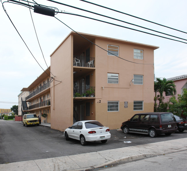 Del Rio Apartments in Miami, FL - Building Photo - Building Photo