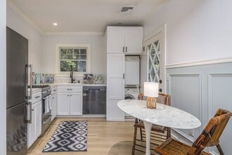 48 Osborne Ave in Southampton, NY - Foto de edificio - Building Photo