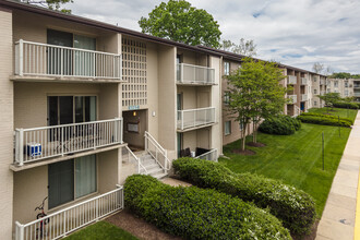 Surrey Square in Forestville, MD - Foto de edificio - Building Photo