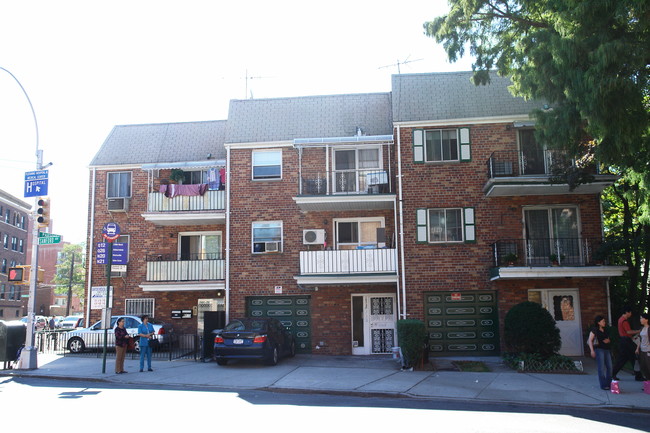 14364-14370 Sanford Ave in Flushing, NY - Foto de edificio - Building Photo