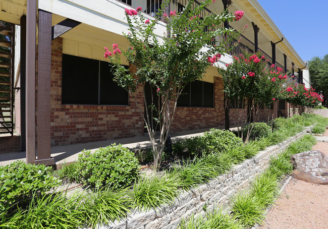 Castle Hill Apartments in Sherman, TX - Foto de edificio - Building Photo