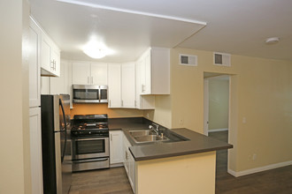 Chateau Woodley Hart Apartments in Van Nuys, CA - Building Photo - Interior Photo