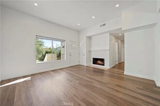 12411 Osborne St, Unit 106 in Los Angeles, CA - Foto de edificio - Building Photo