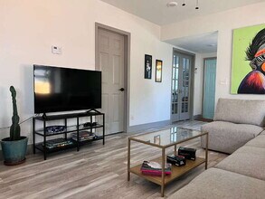 710 14th St N in St. Petersburg, FL - Foto de edificio - Building Photo