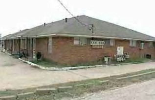 112 W Pleasant Run Rd in Desoto, TX - Building Photo