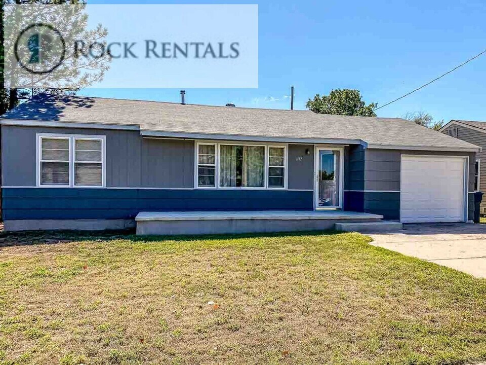 1117 E 17th Ave in Hutchinson, KS - Foto de edificio