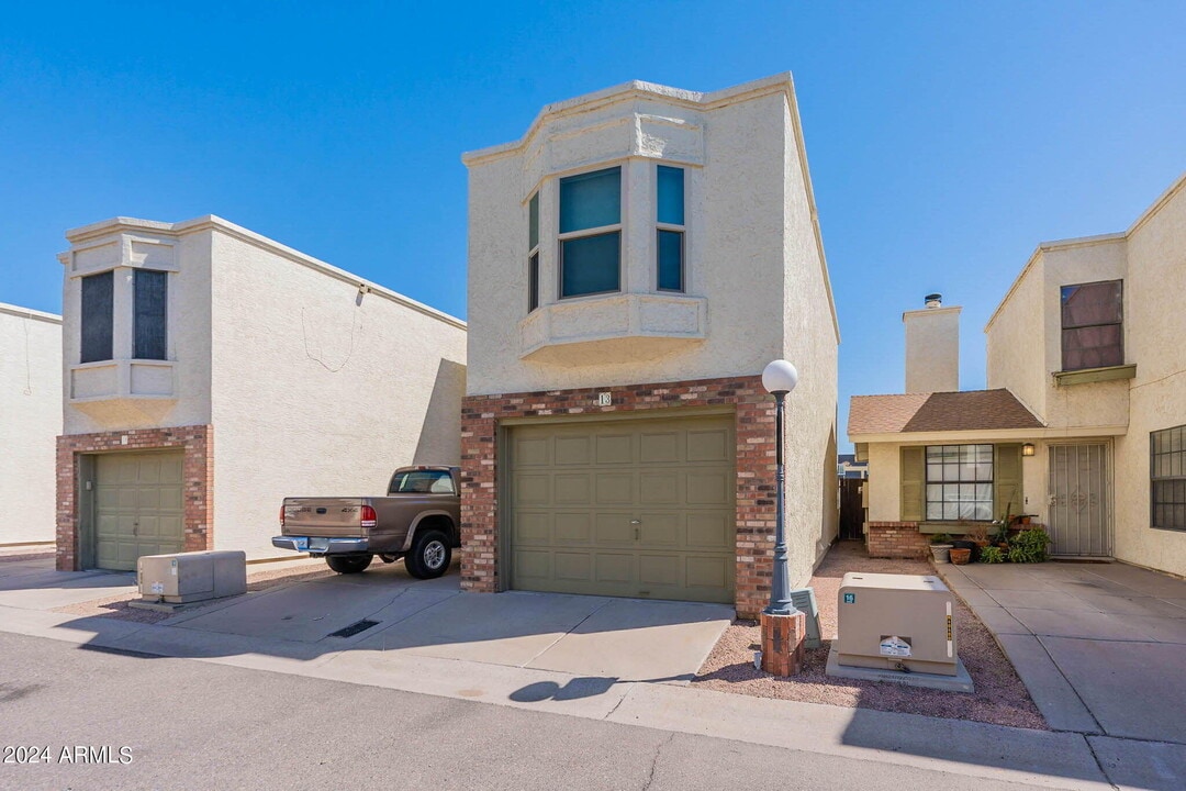 820 W University Dr in Tempe, AZ - Building Photo