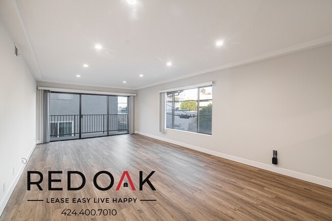 property at 121 N Hamilton Dr