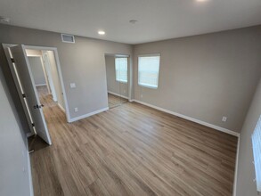 5351 E Falls View Dr in San Diego, CA - Foto de edificio - Building Photo