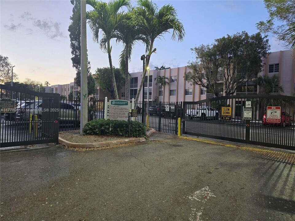 15888 SW 95th Ave in Miami, FL - Foto de edificio