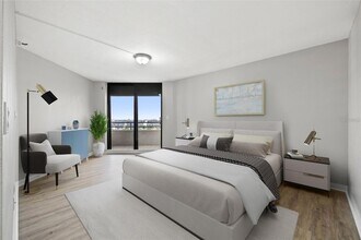 5950 Pelican Bay Plaza S, Unit PH1C in Gulfport, FL - Foto de edificio - Building Photo