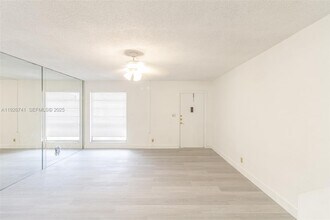 5209 SW 40th Ave in Fort Lauderdale, FL - Building Photo - Building Photo