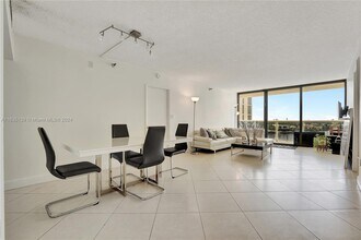 20505 E Country Club Dr, Unit AVENTURA 2 BEDROOM GREAT in Aventura, FL - Building Photo - Building Photo