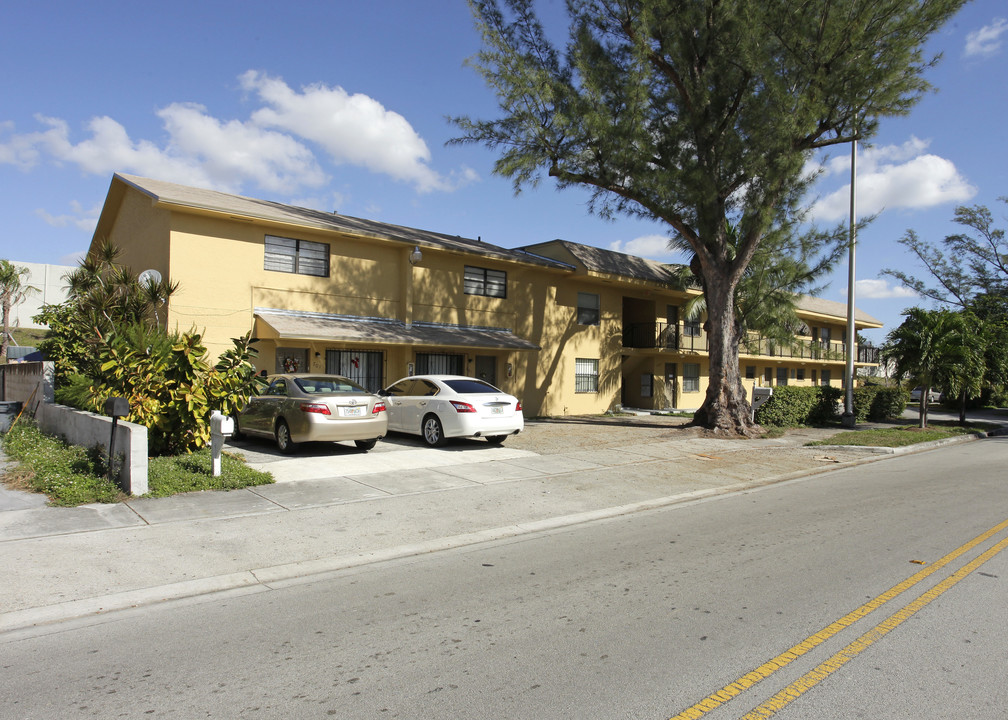 661-701 W 81st St in Hialeah, FL - Building Photo