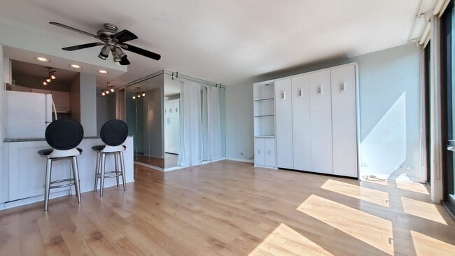 1 E Scott, Unit 2205 in Chicago, IL - Building Photo - Building Photo