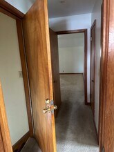 517 Blue Earth St, Unit Side Door in Mankato, MN - Building Photo - Building Photo