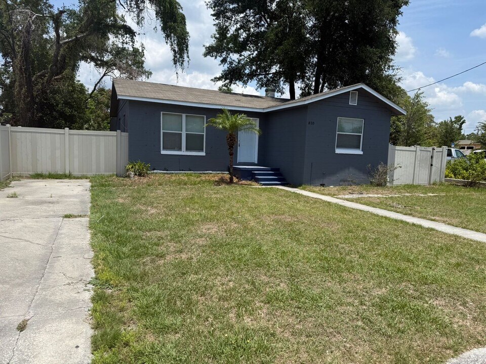810 E Stratford Ave in Tampa, FL - Building Photo