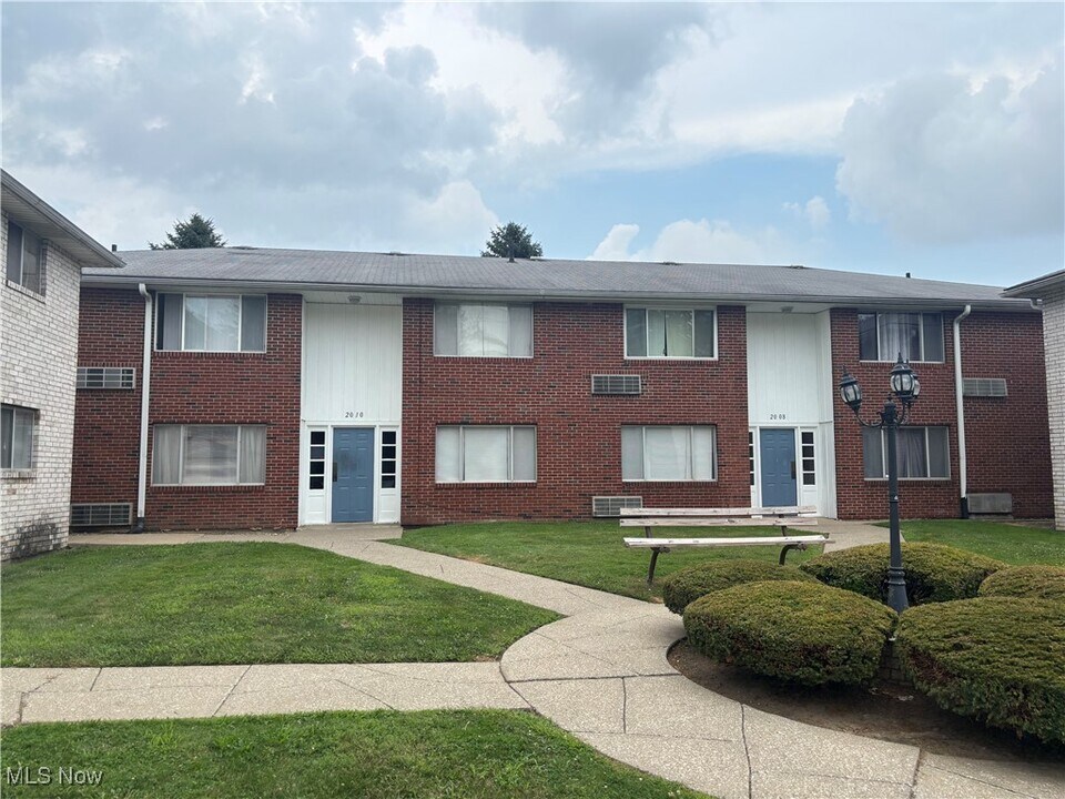2010 Woodlawn Ave NW in Canton, OH - Building Photo