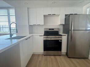 8000 Harding Ave in Miami Beach, FL - Building Photo - Building Photo