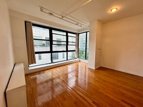 303 E 53rd St, Unit #4 in New York, NY - Foto de edificio - Building Photo