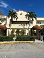 7214 S Devon Dr in Tamarac, FL - Building Photo