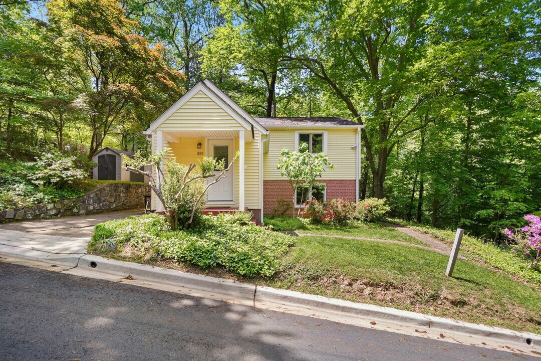 925 Sligo Creek Pkwy in Takoma Park, MD - Building Photo