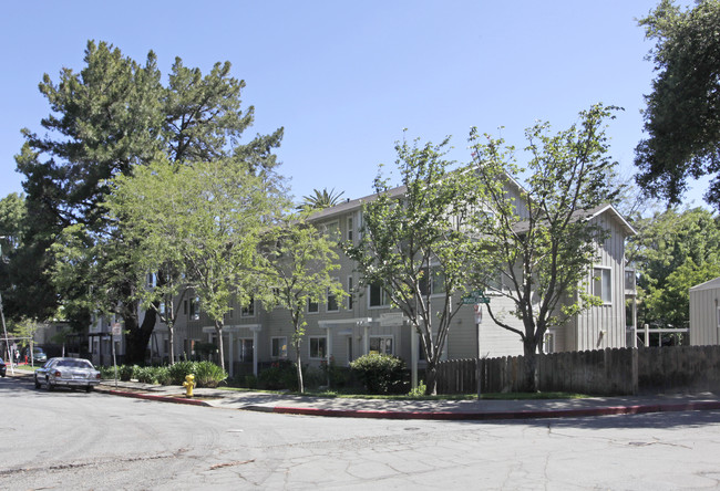 Woodlands Newell Apartments in Palo Alto, CA - Building Photo - Building Photo