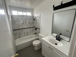 18550 Hatteras St in Tarzana, CA - Building Photo - Building Photo