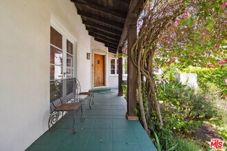 827 Yale St in Santa Monica, CA - Building Photo - Building Photo