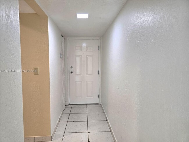 10090 NW 80th Ct in Hialeah Gardens, FL - Foto de edificio - Building Photo