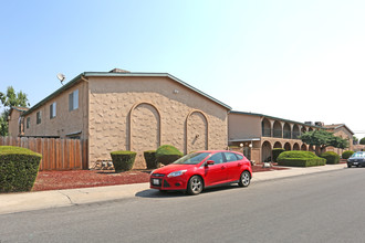 W Vassar Apartments in Visalia, CA - Foto de edificio - Building Photo