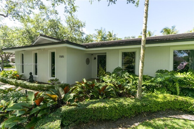 7585 SW 163rd St in Palmetto Bay, FL - Building Photo - Building Photo