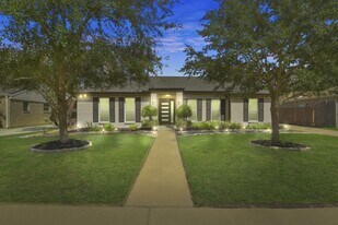 15710 Creekhaven Dr in Houston, TX - Building Photo