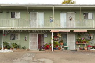 Vista Garden Apartments in Chula Vista, CA - Building Photo - Building Photo